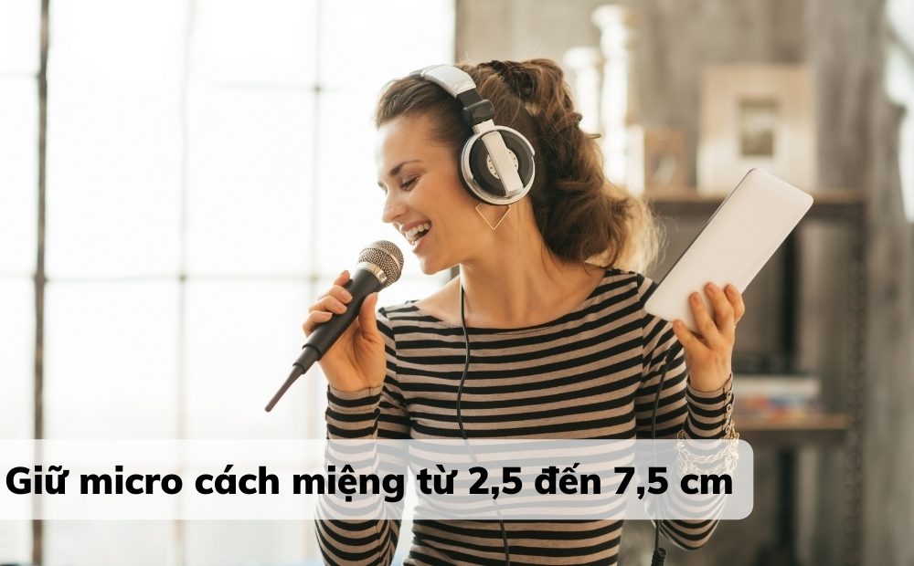 cách cầm micro đúng cách